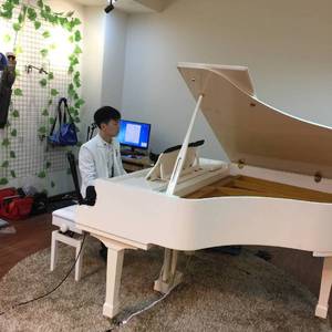 岳丰满大屁股丰满的女人是谁
